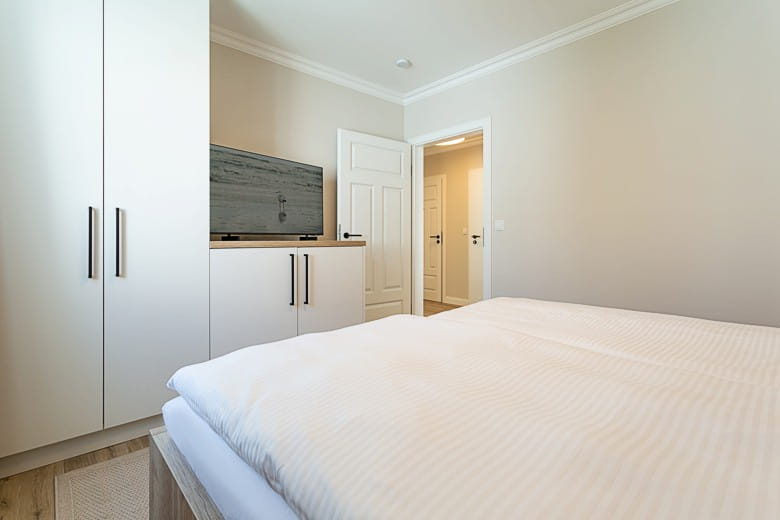 Villa Vesta Appartements EG - Schlafzimmer Schrank und TV