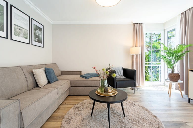 Villa Vesta Appartements 1. OG - Wohnraumansicht mit Balkonausgang